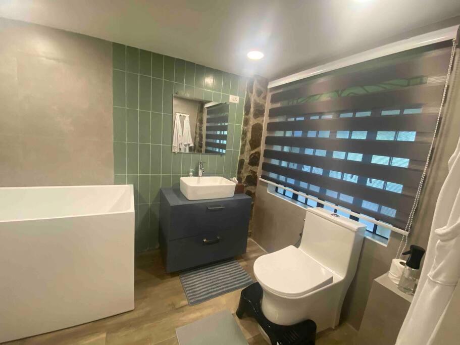 Cozy, Relaxing Suite With Private Bathtub & Kitchen Tagaytay City Esterno foto